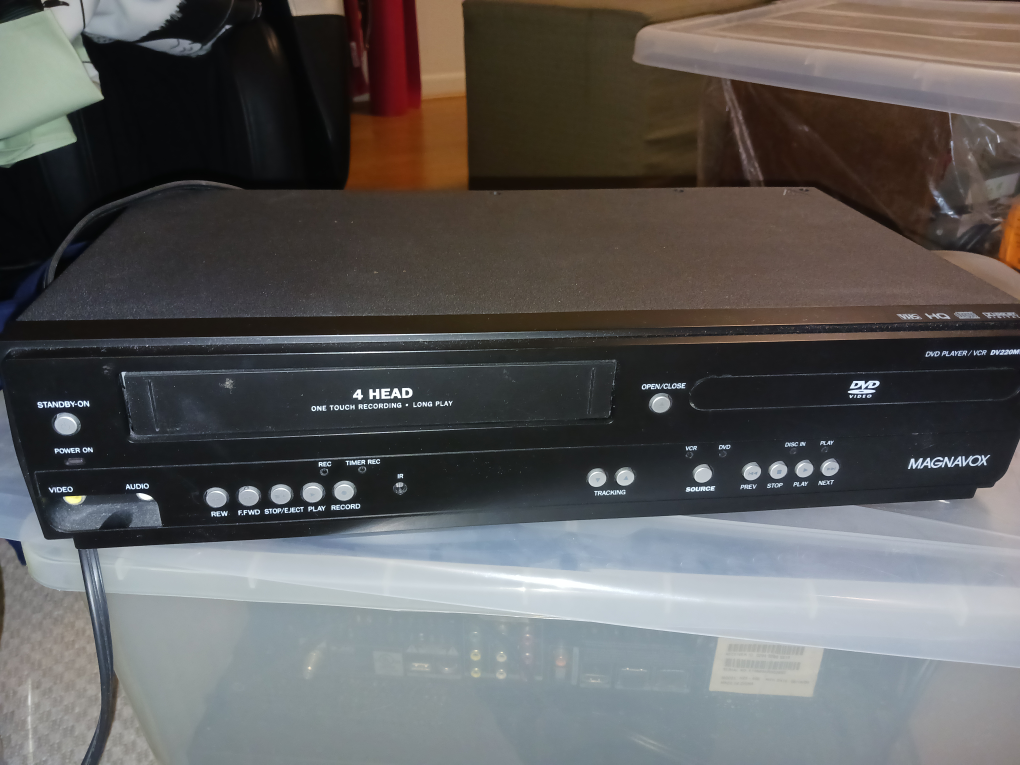 Magnavox DVD Player/VCR Combo DV220M