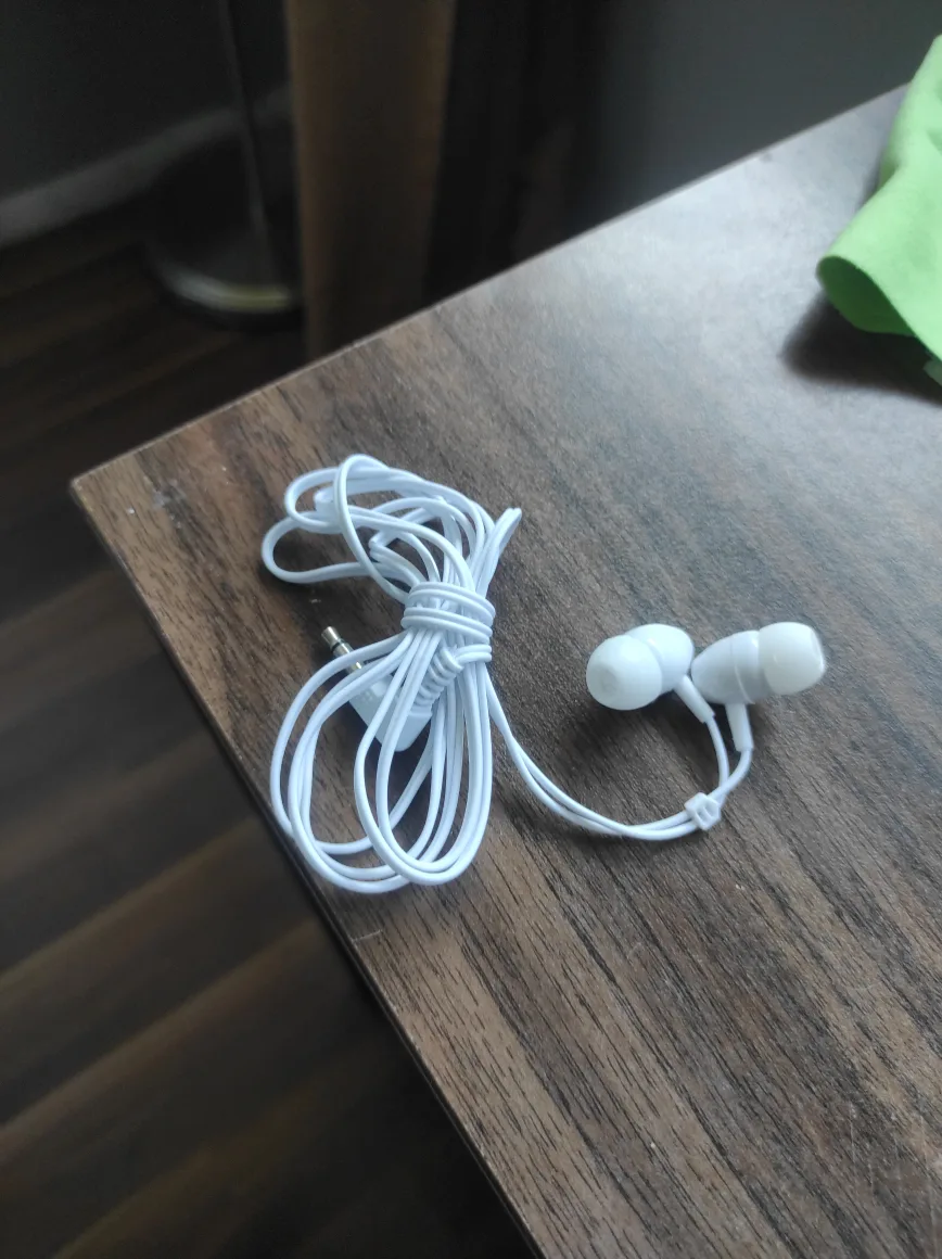 free White wired earbuds#freecycle🇨🇦 thumbnail