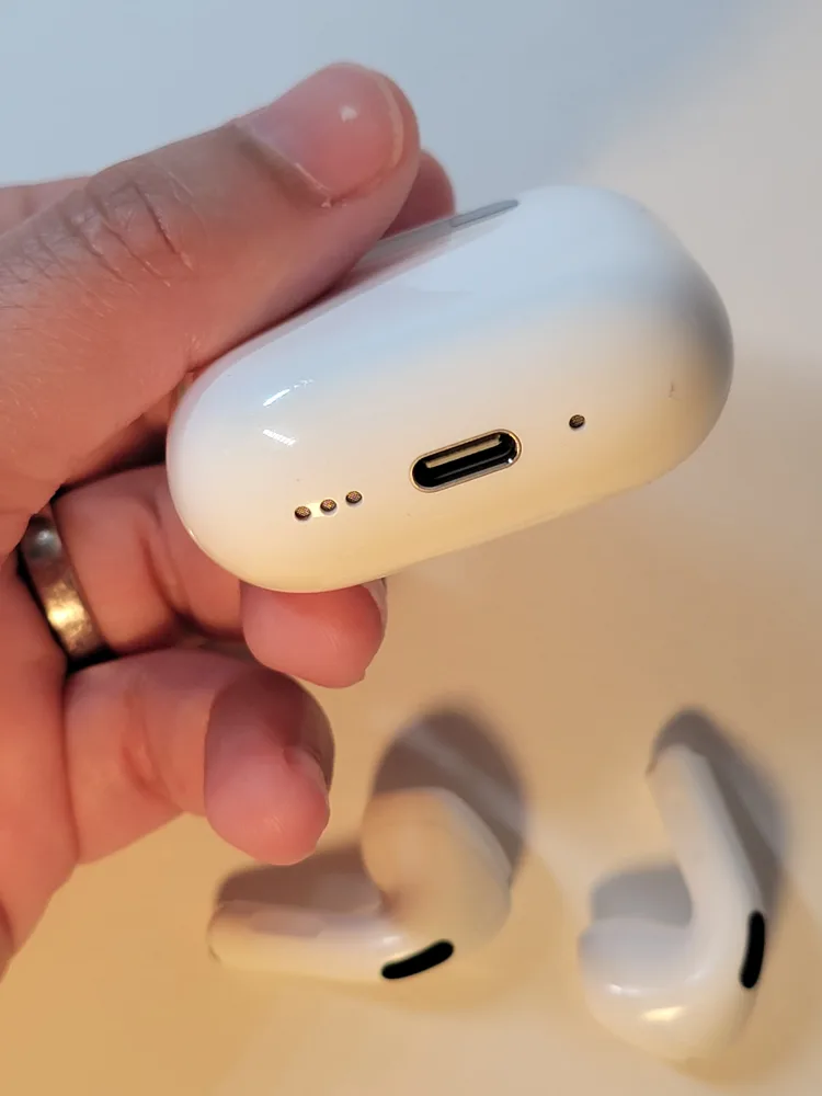 Apple AirPods 4 with Charging Case image indicator(6)