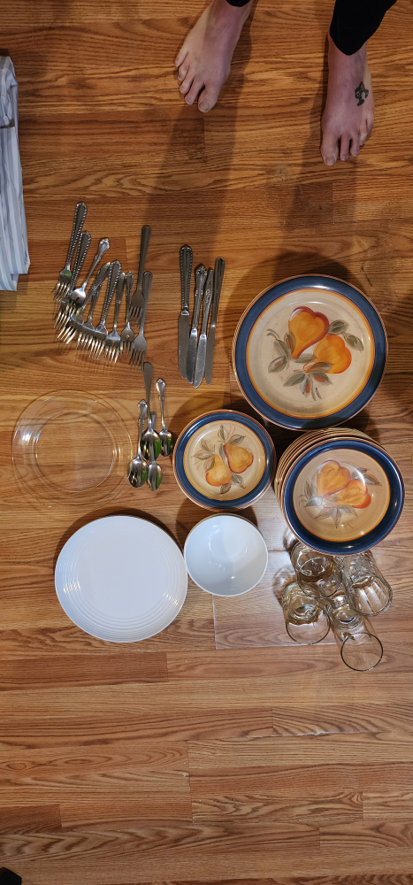 Dinnerware Set with Silverware