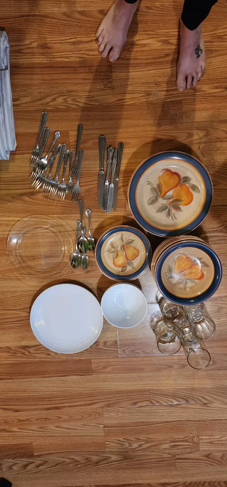 Dinnerware Set with Silverware thumbnail