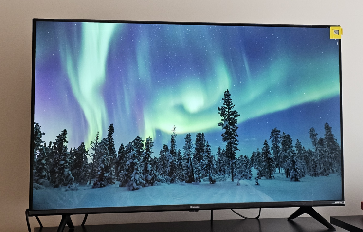 Hisense 43" R6 Series Roku 4K UHD TV