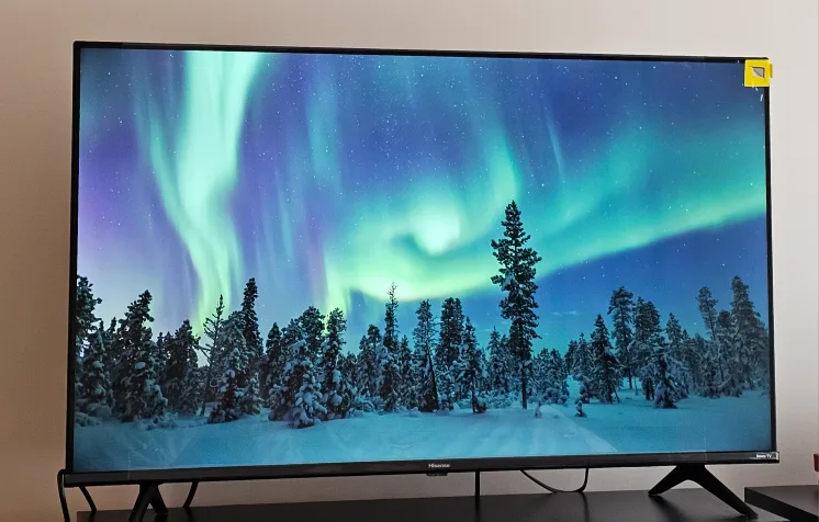 Hisense 43" R6 Series Roku 4K UHD TV thumbnail