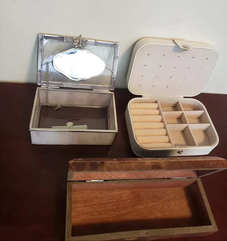 2 small jwellery box and 1 tea box can use as jwellery's box image indicator(2)