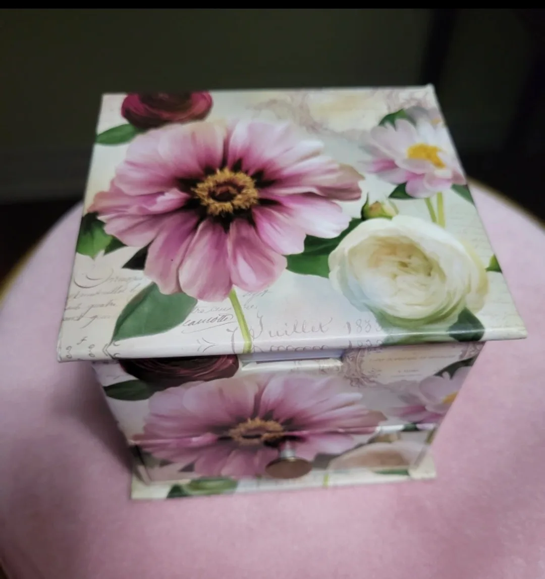 Floral Decorated Memo Cube with Drawer image indicator(3)