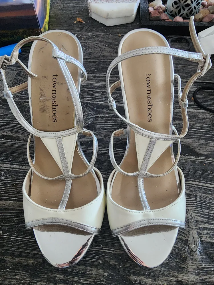 Town shoes Heels- size 7.5B thumbnail