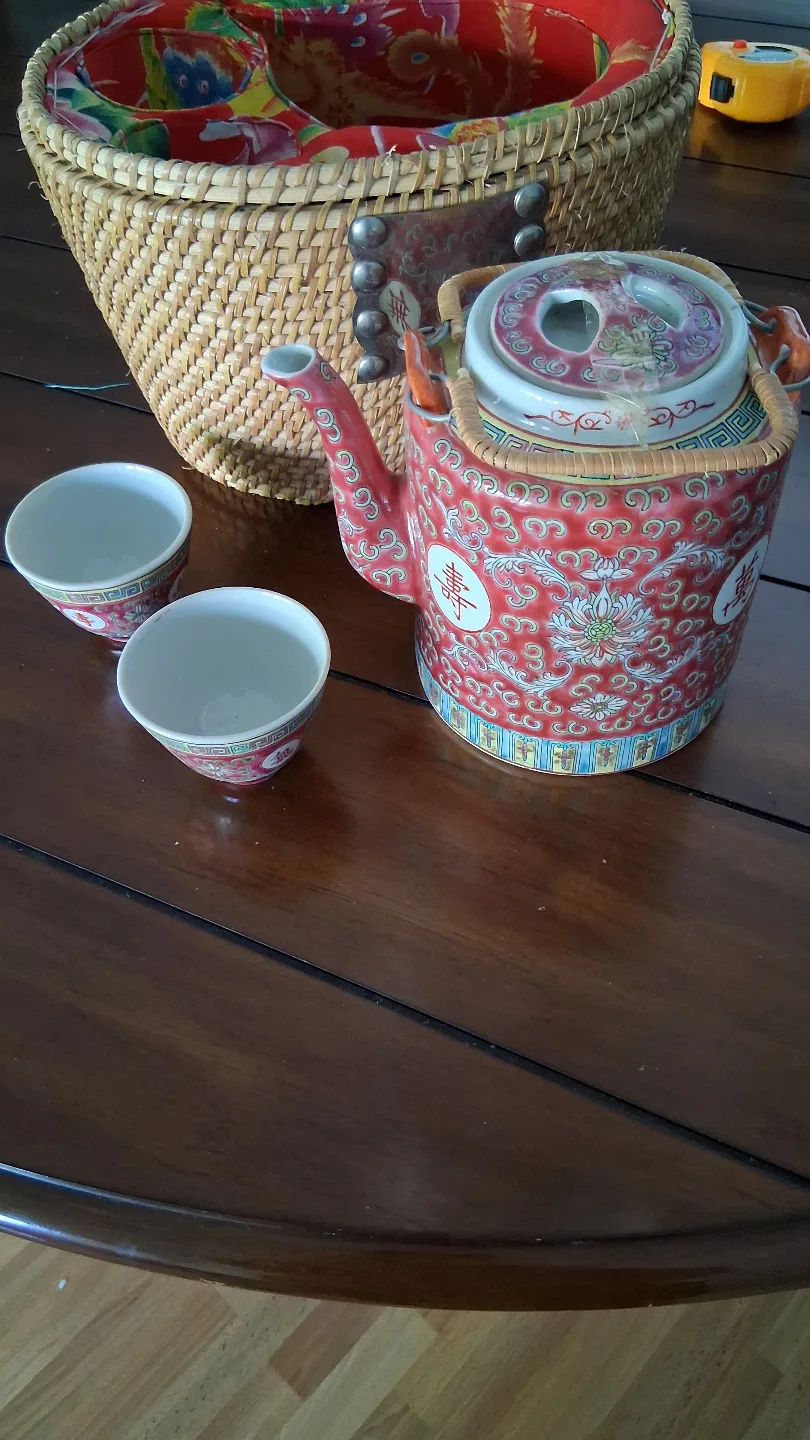 Vintage Tea Set in Wicker Basket image indicator(2)