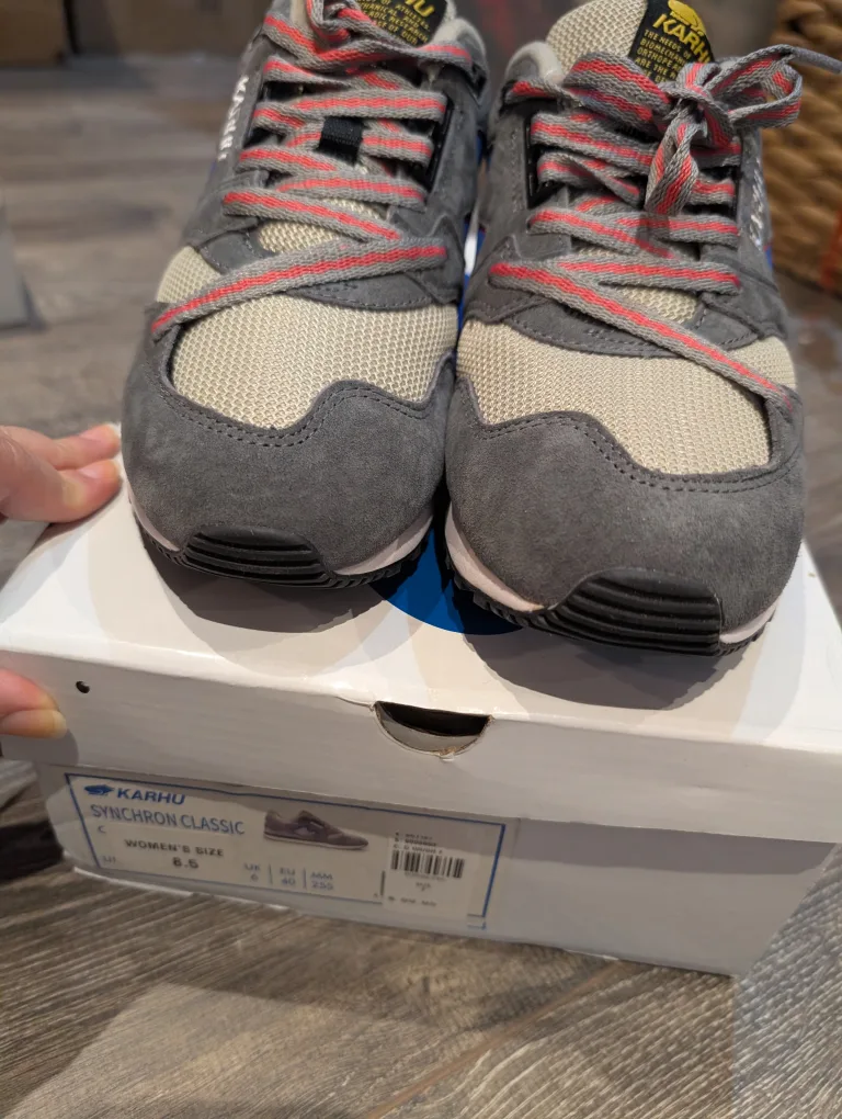 BNIB Karhu Synchron Classic Sneakers - Size 8.5 image indicator(4)