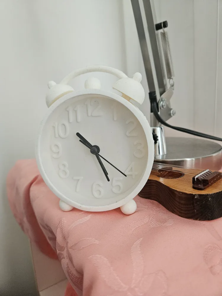 White minimalist Clock thumbnail