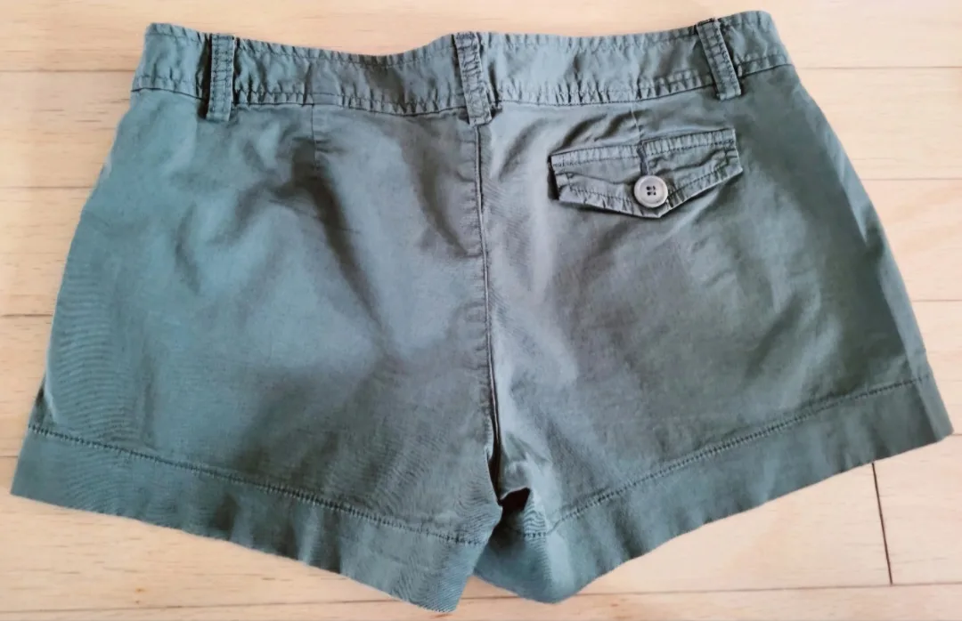 ❣️ 3 items - Shorts & Denim Skirt - Aritzia, Benetton, Bluenotes image indicator(5)