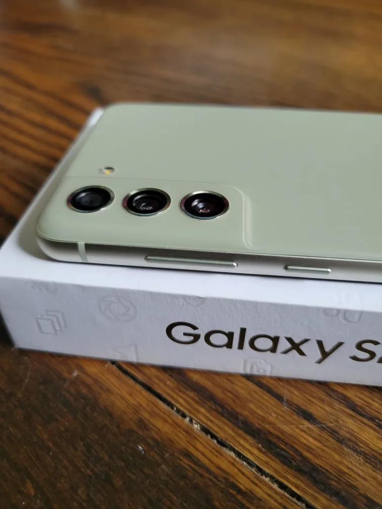 Like New Samsung Galaxy S21 FE 5G Olive w Charging Cable & Case image indicator(6)