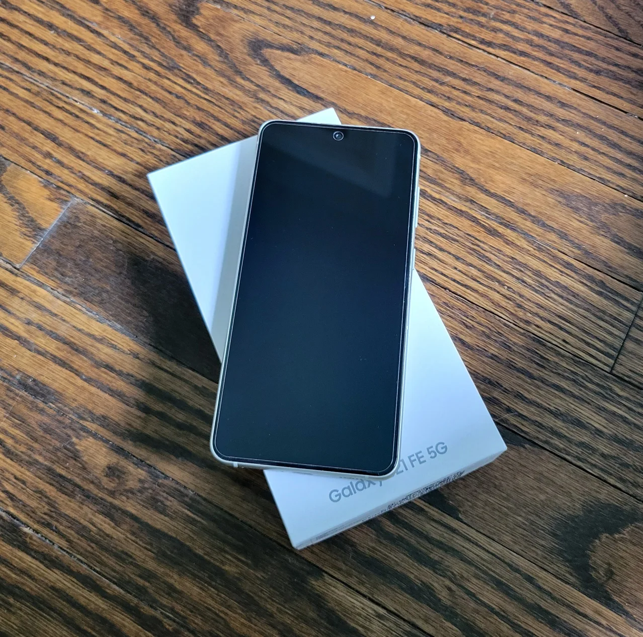 Like New Samsung Galaxy S21 FE 5G Olive w Charging Cable & Case image indicator(8)