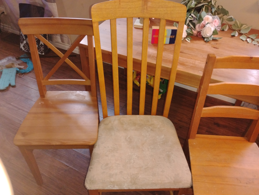 Wooden table w/three wooden chairs - photo 3