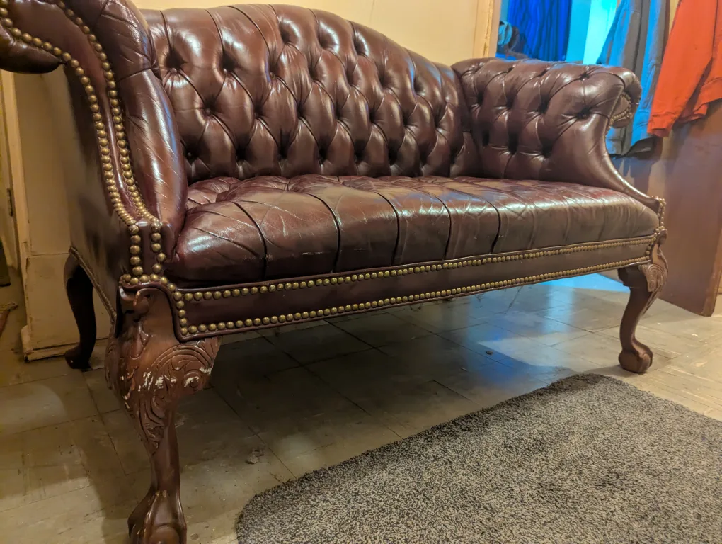 Burgundy Leather Chesterfield Sofa image indicator(9)