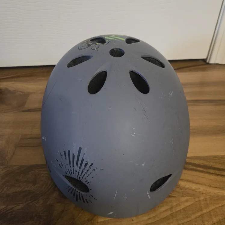 Schwinn Grey Helmet thumbnail
