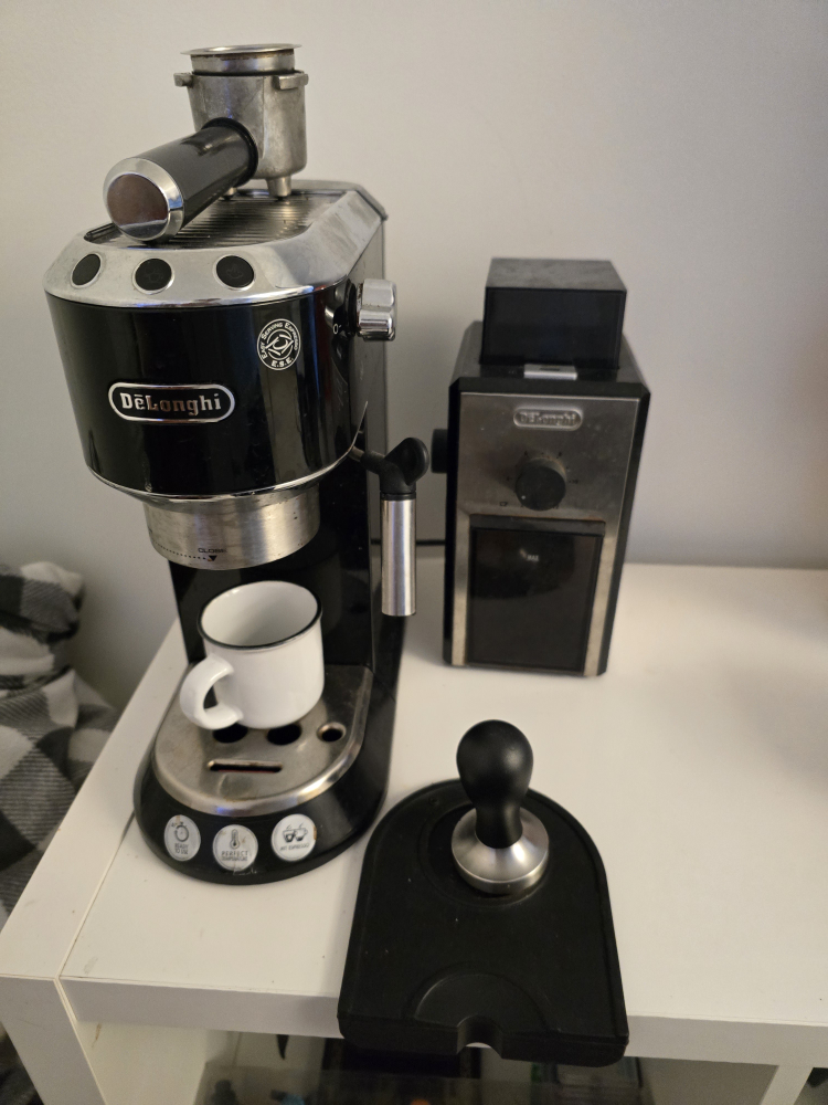 DeLonghi Espresso Machine with Grinder & Tamper
