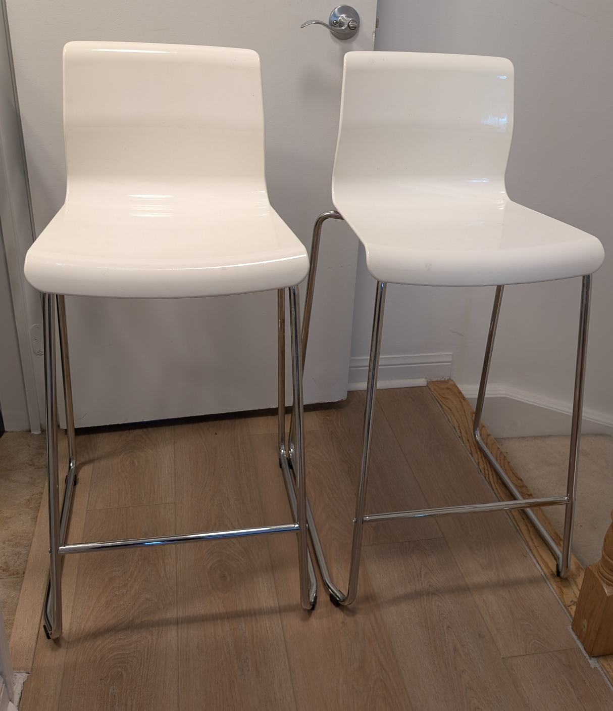 Pair of White Bar Stools 🥕