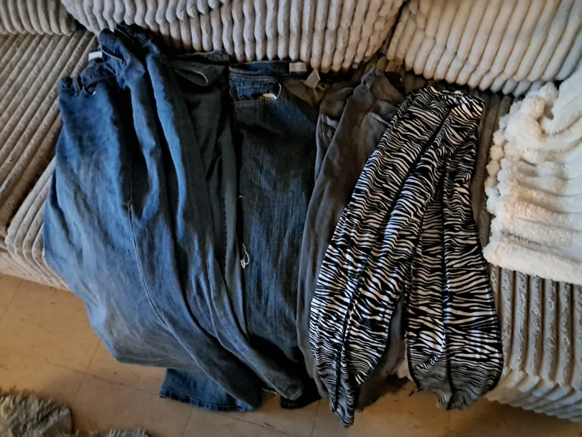 Assorted Jeans sizes 4,8 xl and 35 thumbnail
