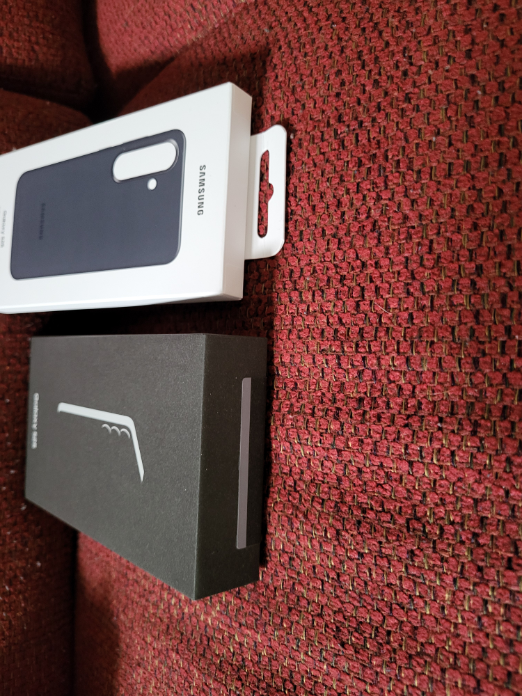 Sealed Samsung S25 with case - photo 2