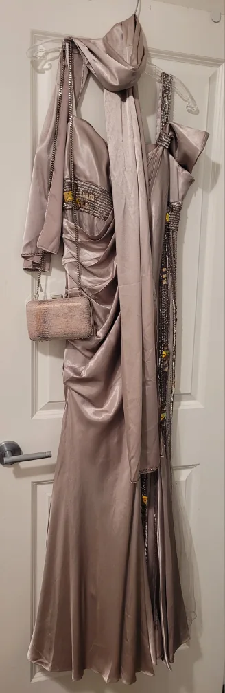 UNIQUE & Elegant Evening Gown & Nine West Clutch image indicator(2)