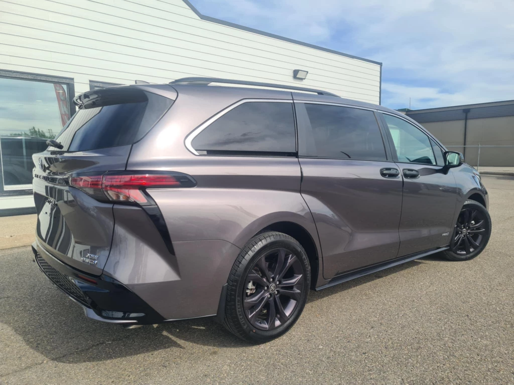 2023 Toyota Sienna XSE Hybrid - photo 2