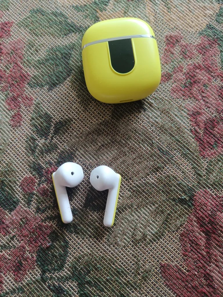 Yellow Wireless Earbuds image indicator(2)