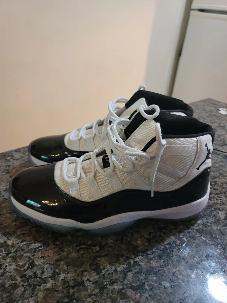 Men's Basketball Sneakers. Size 11 image indicator(2)