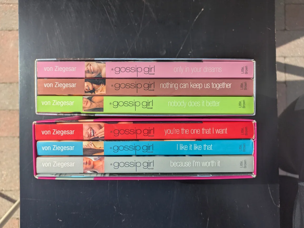 Gossip Girl Book Collection image indicator(2)