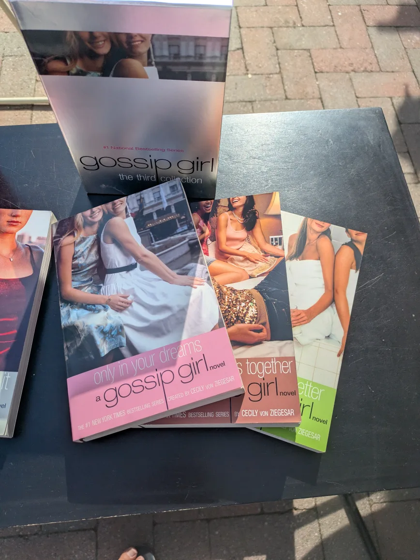 Gossip Girl Book Collection image indicator(5)