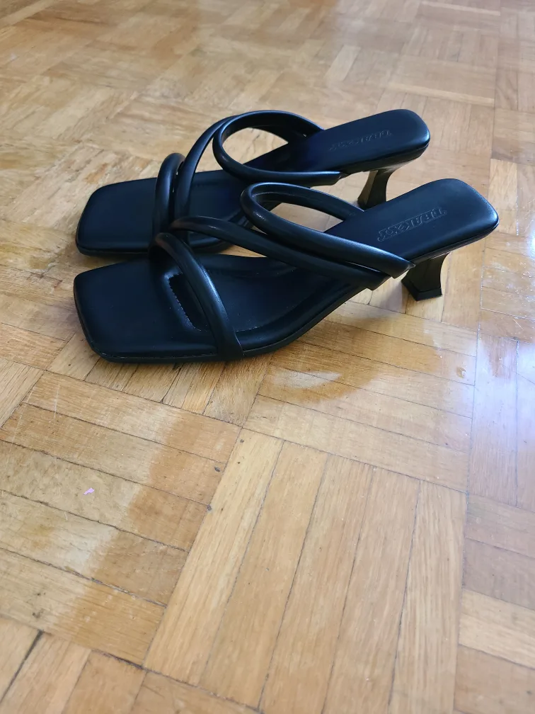 Strappy Black Heeled Sandal - sz 9 image indicator(6)