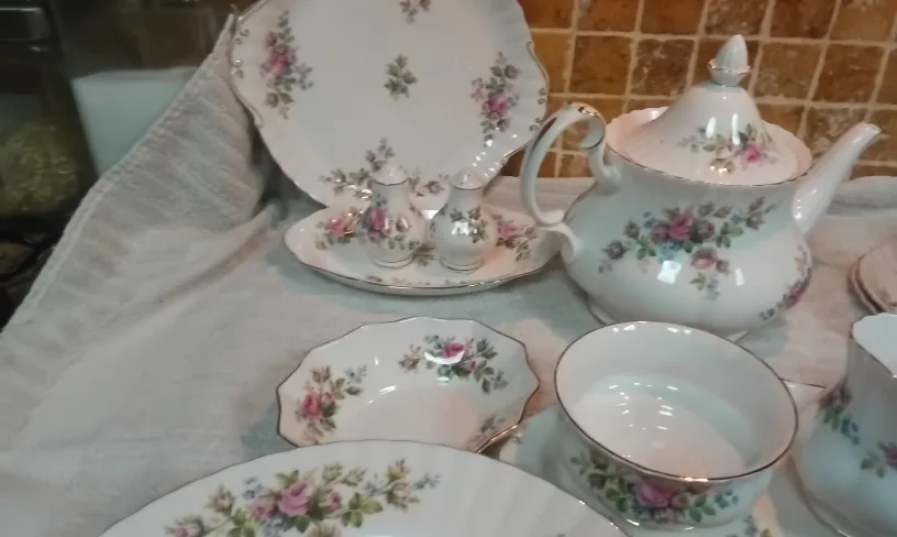 Royal Albert "Moss Rose China full set 6 Plus Tea Set image indicator(5)