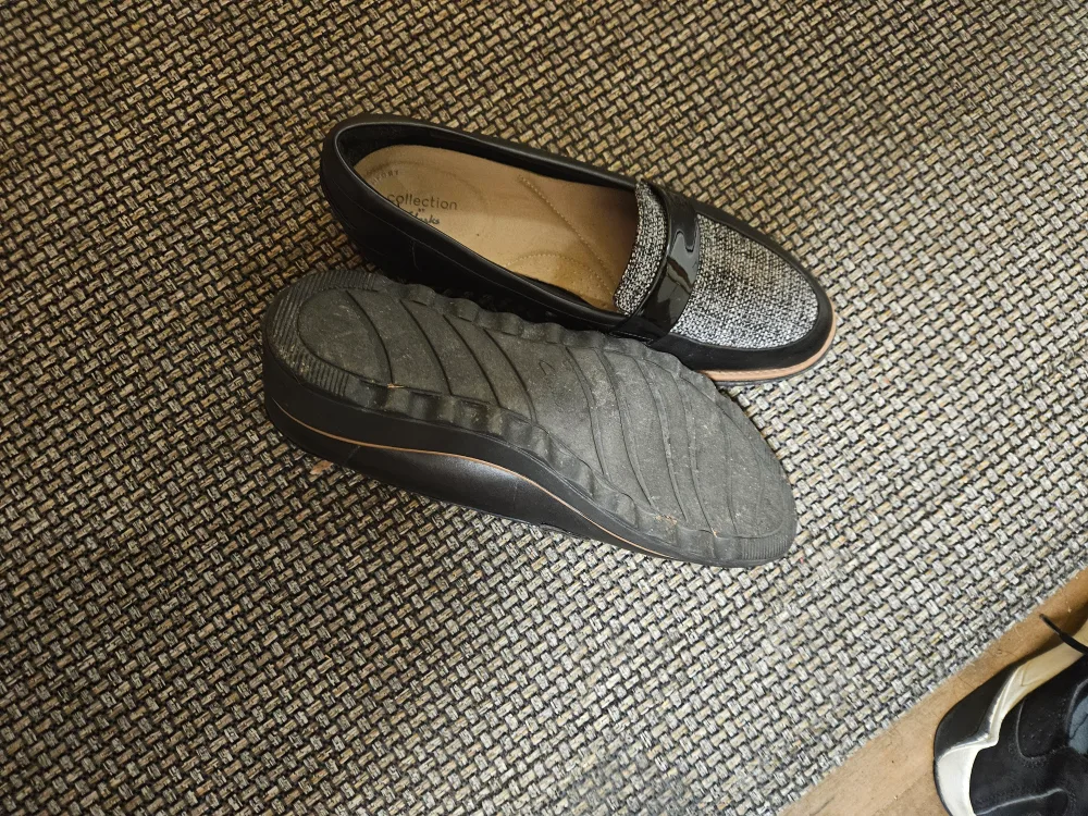 Clarks Shoes size 9 image indicator(3)