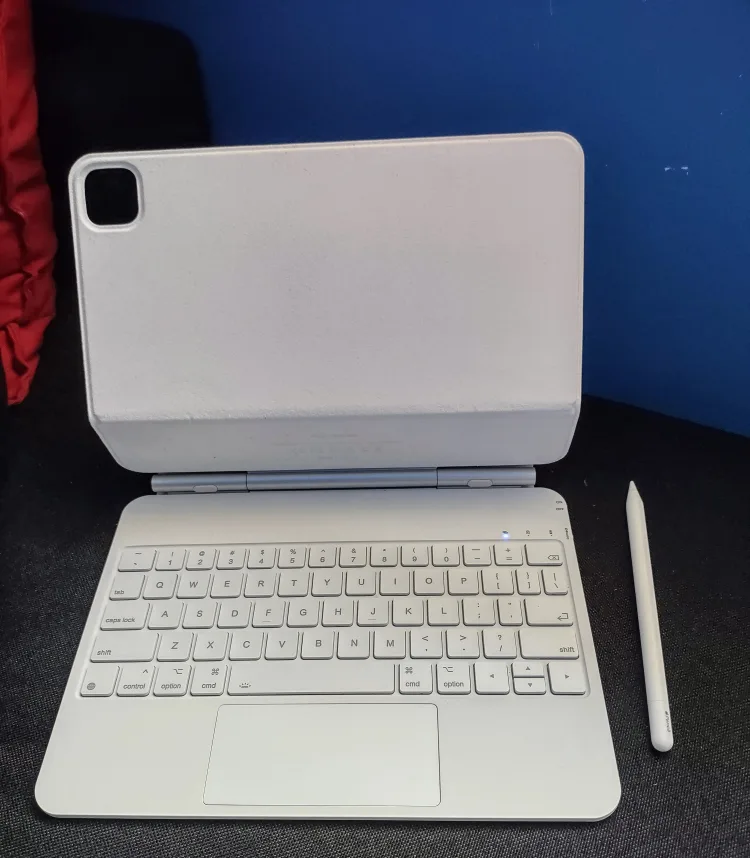 iPad Air with Magic Keyboard and Apple pencil image indicator(2)