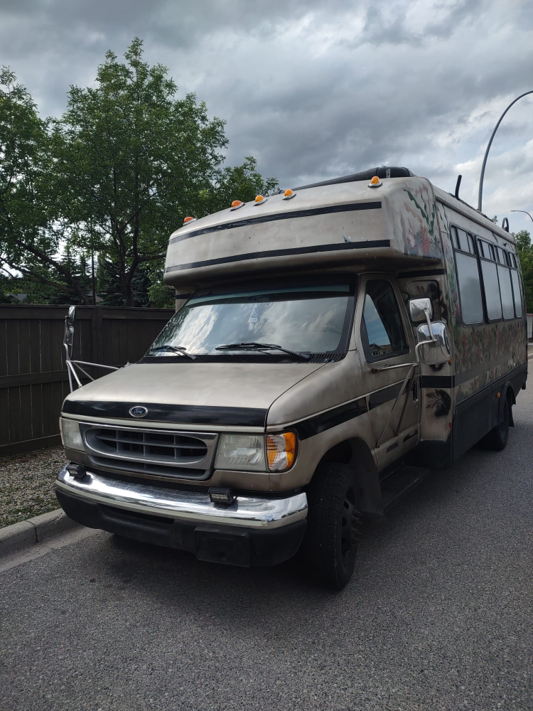 Ford E350 Super Duty Bus