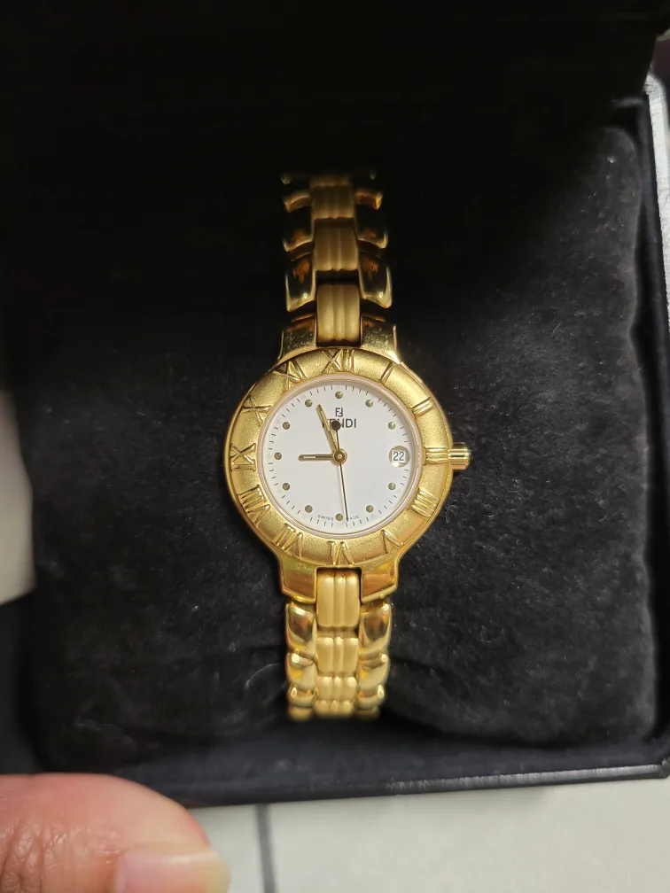 Fendi Gold Watch image indicator(9)