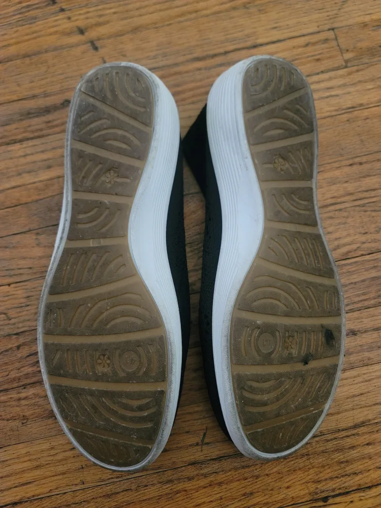 Classic Editions Black Slip-On Shoes, Size 10 #freecycle image indicator(3)