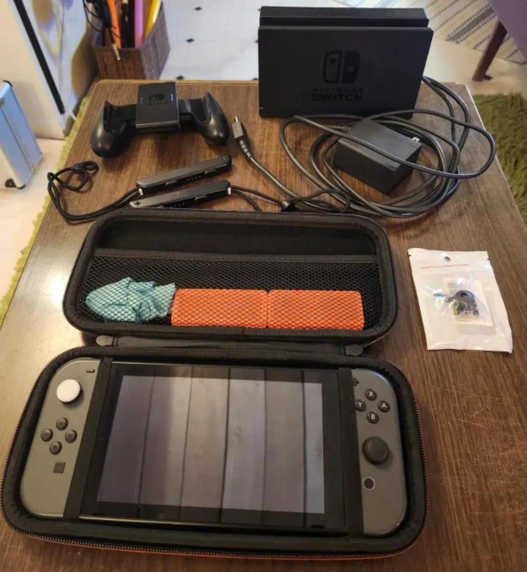 Nintendo Switch with accessories (pick-up Warden and Kingston) image indicator(3)