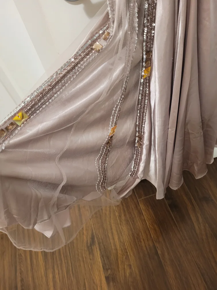 UNIQUE & Elegant Evening Gown & Nine West Clutch image indicator(5)