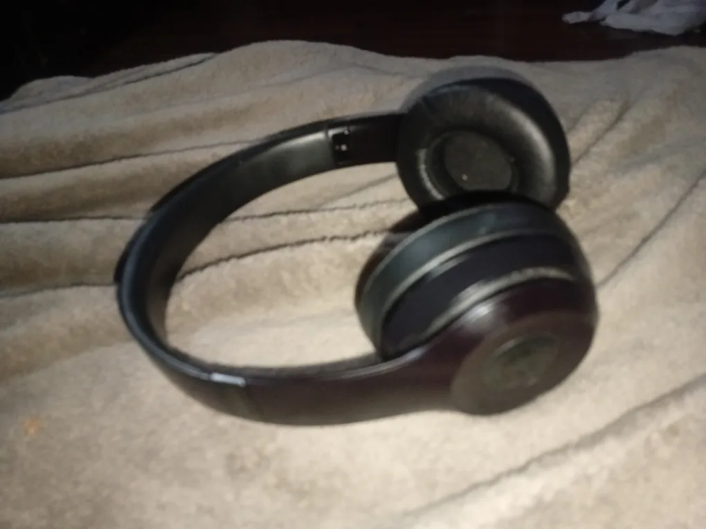 Beats Solo 3 Wireless Headphones thumbnail