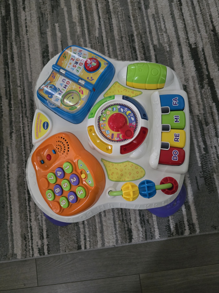 VTech Sit-to-Stand Learn and Discover Table