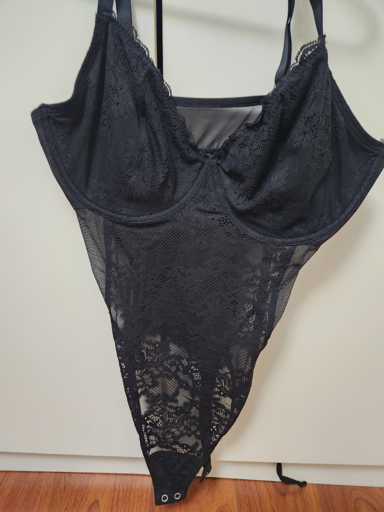 🖤 Black Lace Bodysuit – Sheer & Sexy (Size M)