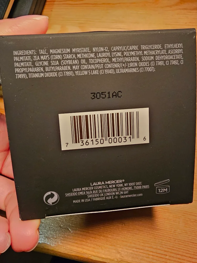 Laura Mercier Translucent Loose Setting Powder - Large size image indicator(3)