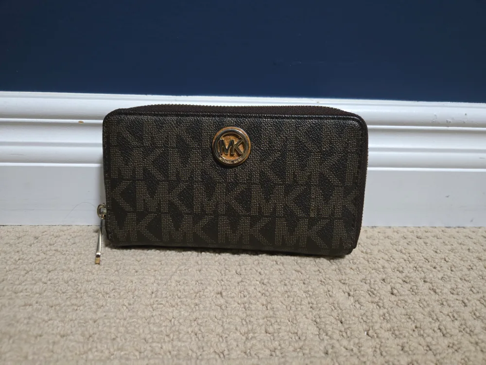 Michael Kors Purse and Wallet Set image indicator(2)