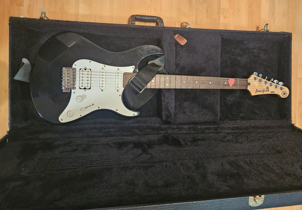 Yamaha Pacifica Electric Guitar with 15G Amp and Hard Case image indicator(6)