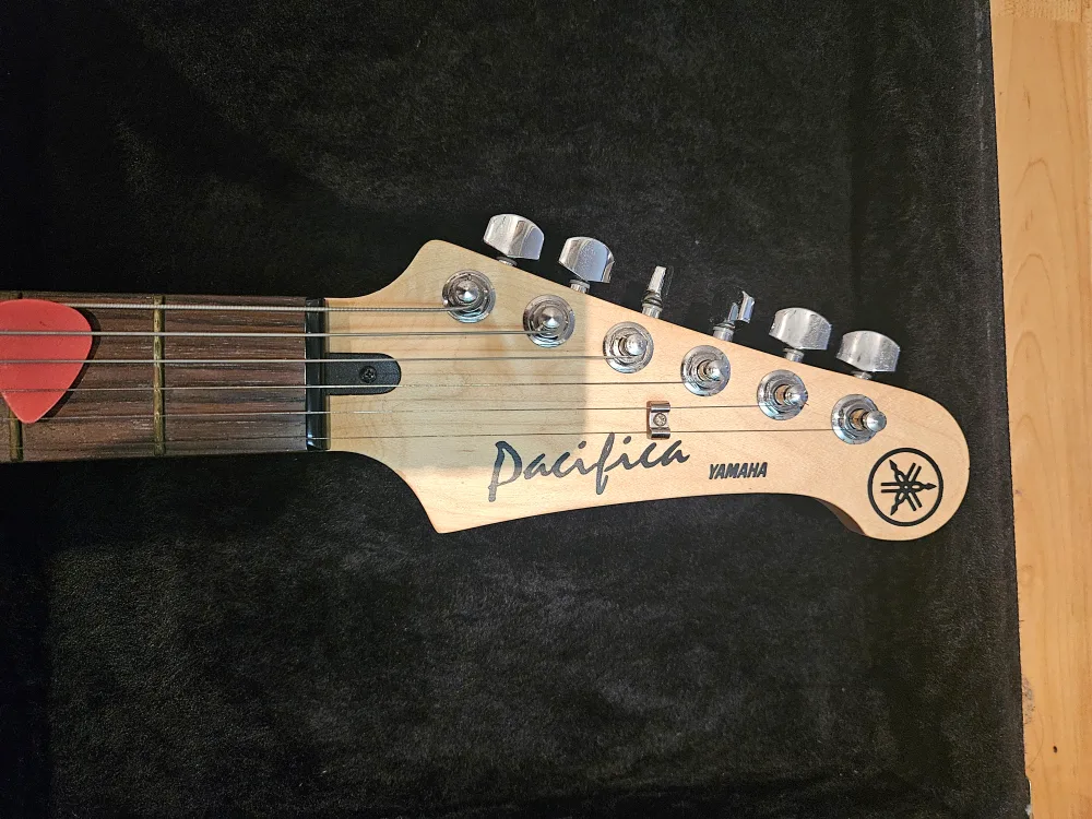 Yamaha Pacifica Electric Guitar with 15G Amp and Hard Case image indicator(7)