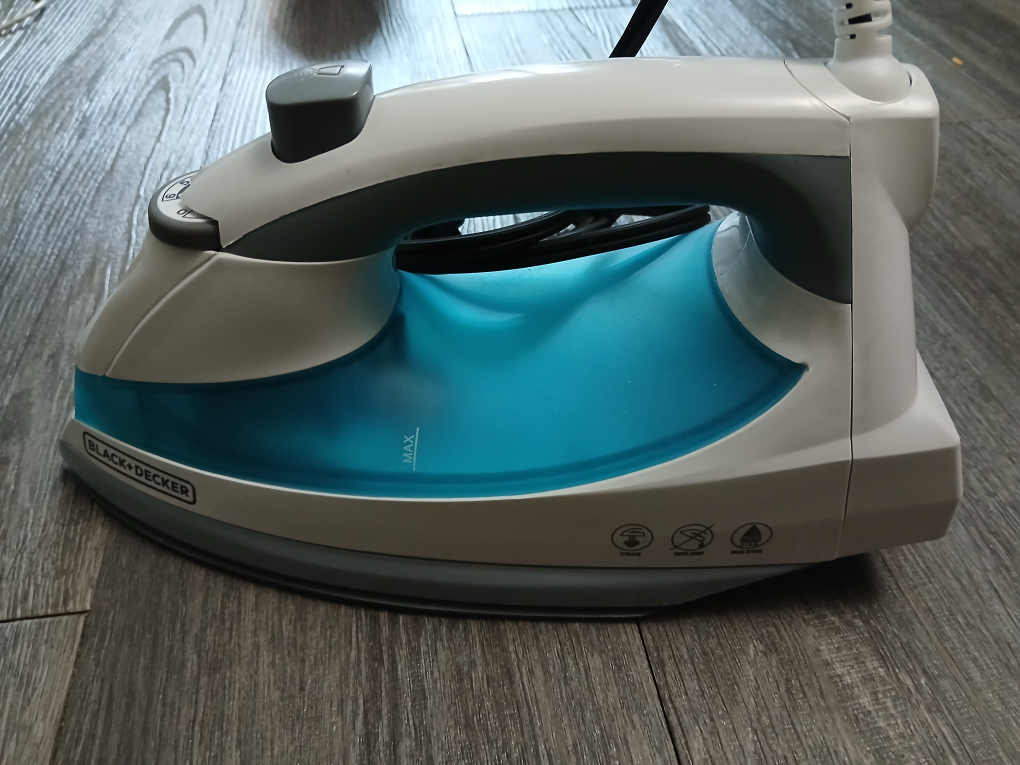 Lightweight Steam Iron for Clothing - photo 3