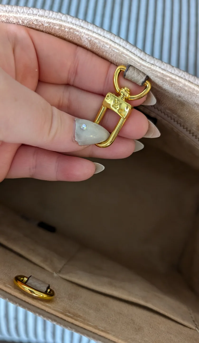 Lous Vuitton OnTheGo Tote – Beige, Clean, Stylish & Negotiable image indicator(8)