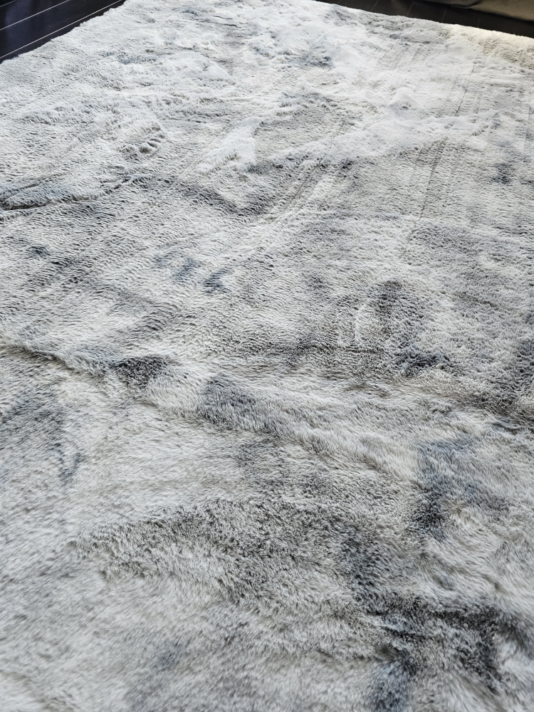 Large Fur Area Rug 7ft x 9ft - Brand New - photo 3
