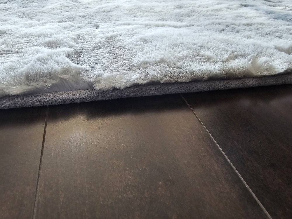Large Fur Area Rug 7ft x 9ft - Brand New - photo 5