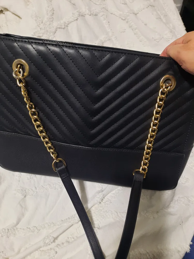 🇨🇦 Black quilted tote bag with gold chain straps #freecycle image indicator(2)
